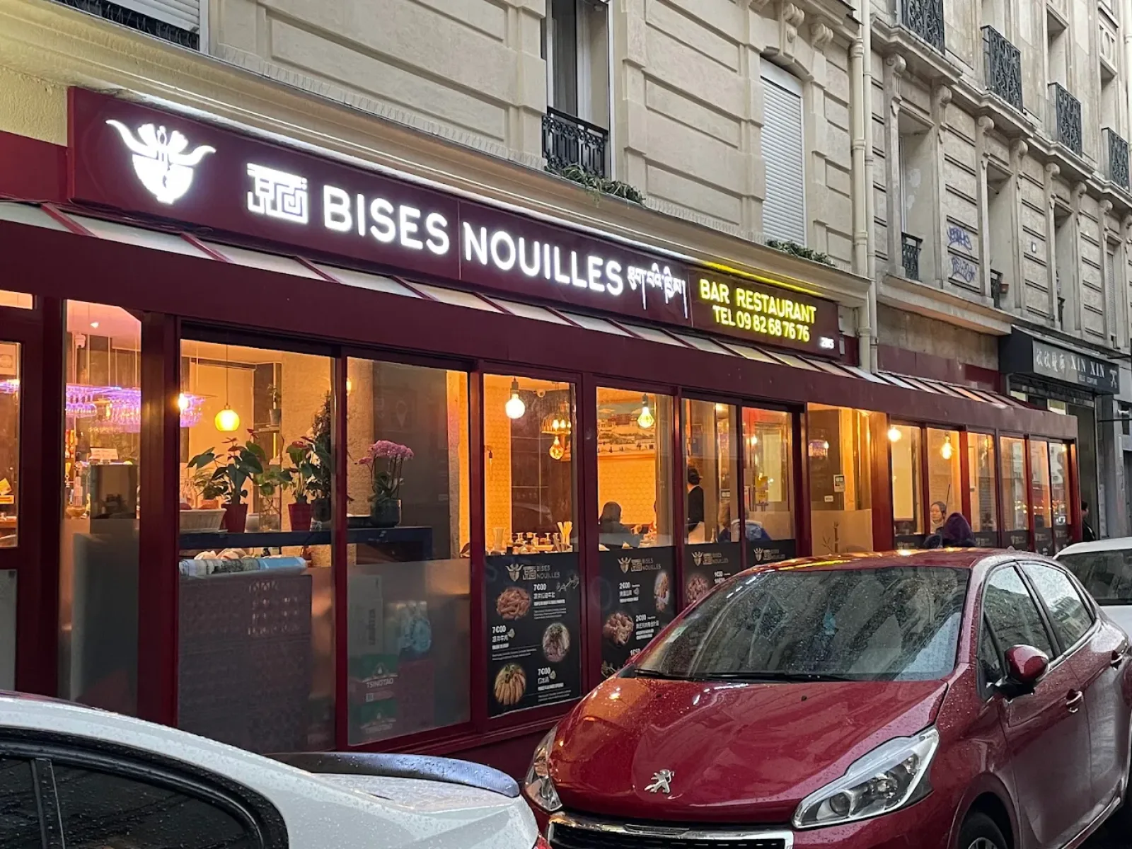 La devanture prune de Bises Nouilles, rue Civiale à Paris